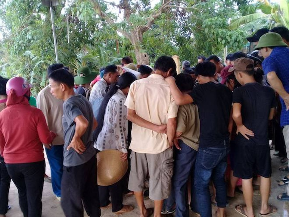 Rất đông người dân đến để chiêm ngưỡng con rùa khủng này.