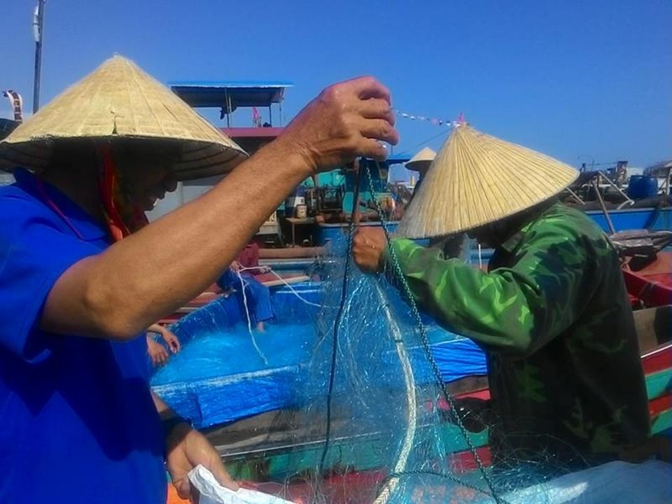 Ngư dân hào hứng chuẩn bị chuyến ra khơi đầu năm - 3 Ngư dân hào hứng chuẩn bị chuyến ra khơi đầu năm - 3