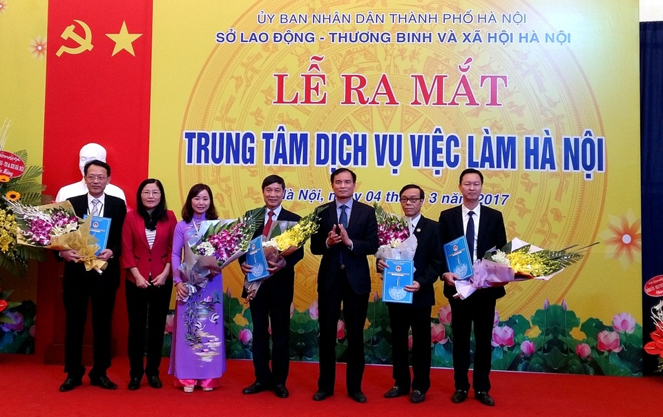 Hà Nội sẽ có 114 Phiên giao dịch việc làm trong năm 2017 - 1
Đại diện Cục Việc làm và Sở LĐ-TB&XH tặng hoa Ban Giám đốc mới của TT DVVL Hà Nội.