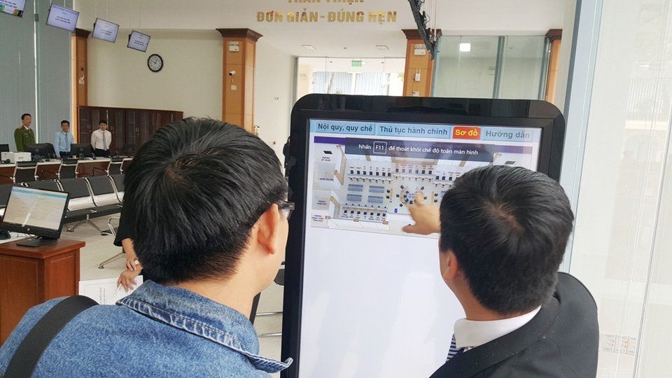 Ra mắt Trung tâm Hành chính công tỉnh Thừa Thiên Huế - 4 Người dân xem sơ đồ của Trung tâm qua các màn hình lớn đặt ở phía trong