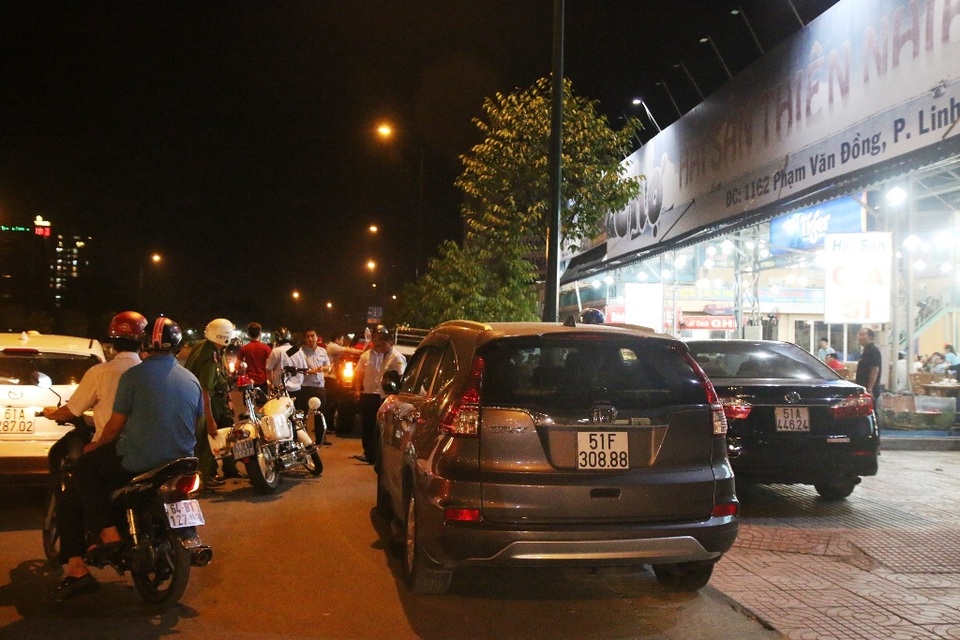 Phạt 25 triệu đồng nhà hàng cho khách để xe trên vỉa hè - 4 Nhà hàng cho khách để xe ô tô trên vỉa hè bị phạt 25 triệu