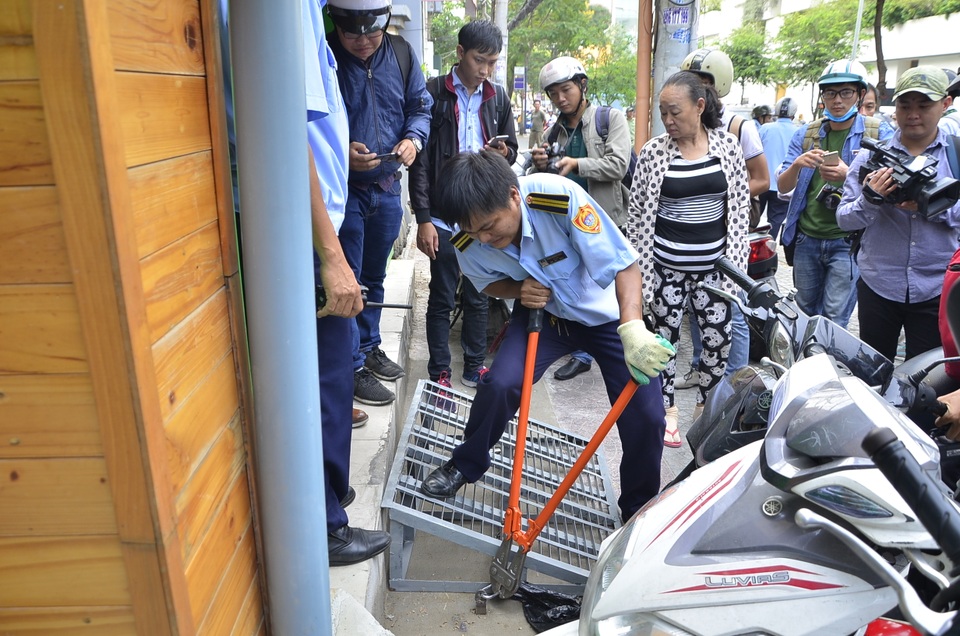Ông Đoàn Ngọc Hải như cơn lốc “cuốn phăng” mọi vật cản trên vỉa hè! - 2 Tổ công tác cắt xích và thu giữ các vật dụng để trái phép trên vỉa hè
