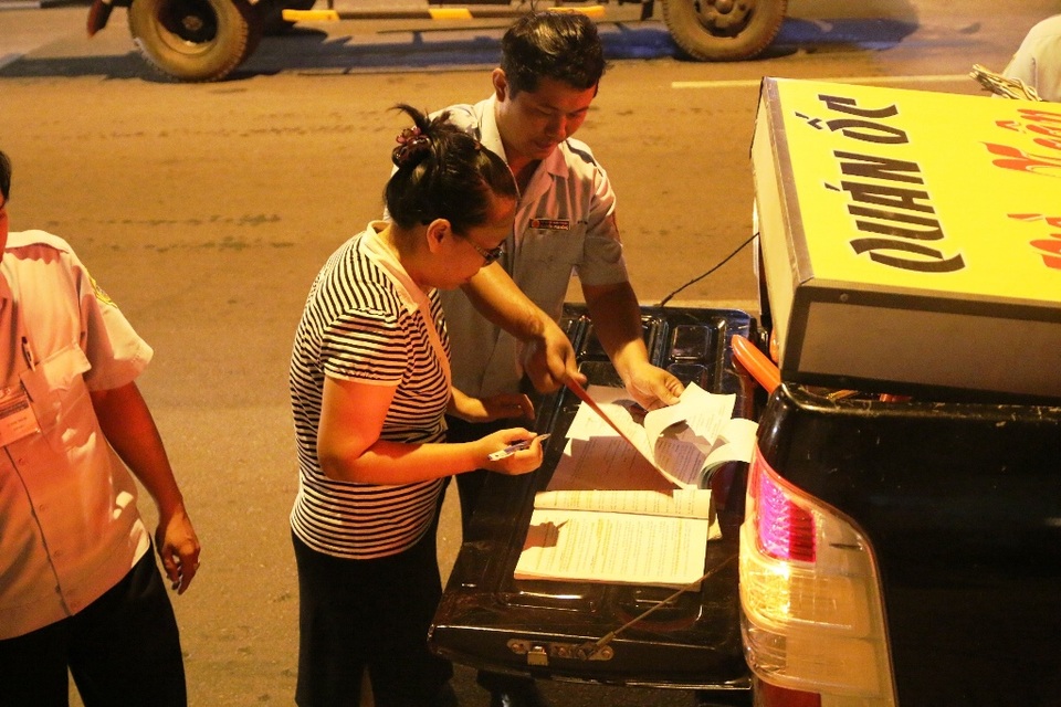 Phạt 25 triệu đồng nhà hàng cho khách để xe trên vỉa hè - 5 Một chủ quán ký vào biên bản