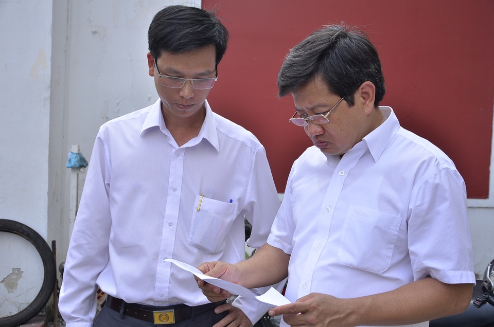 Ông Đoàn Ngọc Hải như cơn lốc “cuốn phăng” mọi vật cản trên vỉa hè! - 4 Ông Hải kiểm tra tính pháp lý của bức tường trước Công ty Quản lý nhà TPHCM
