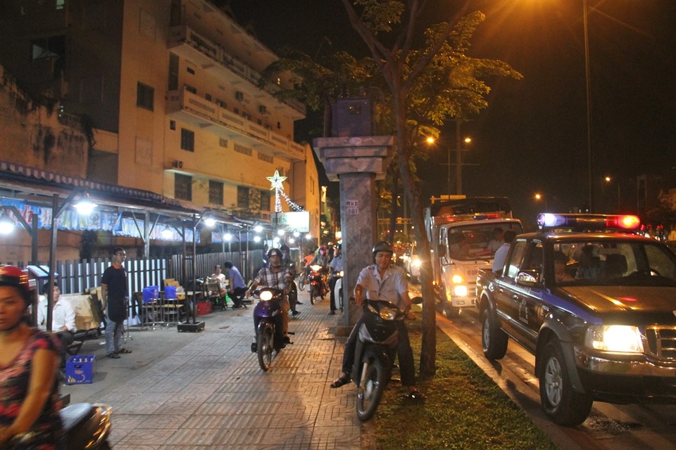 Phạt 25 triệu đồng nhà hàng cho khách để xe trên vỉa hè - 7 Lực lượng chức năng quận Bình Thạnh cũng ra quân xử phạt tình trạng lấn chiếm vỉa hè, lòng đường tối 28/2.