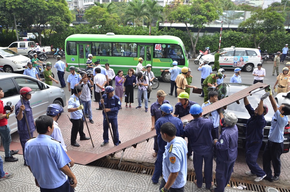 Phó Chủ tịch quận 1: “Không lấy lại được vỉa hè tôi cởi áo về vườn” - 3
Người dân tự ý lắp những tấm tôn bịt kín rãnh thoát nước.