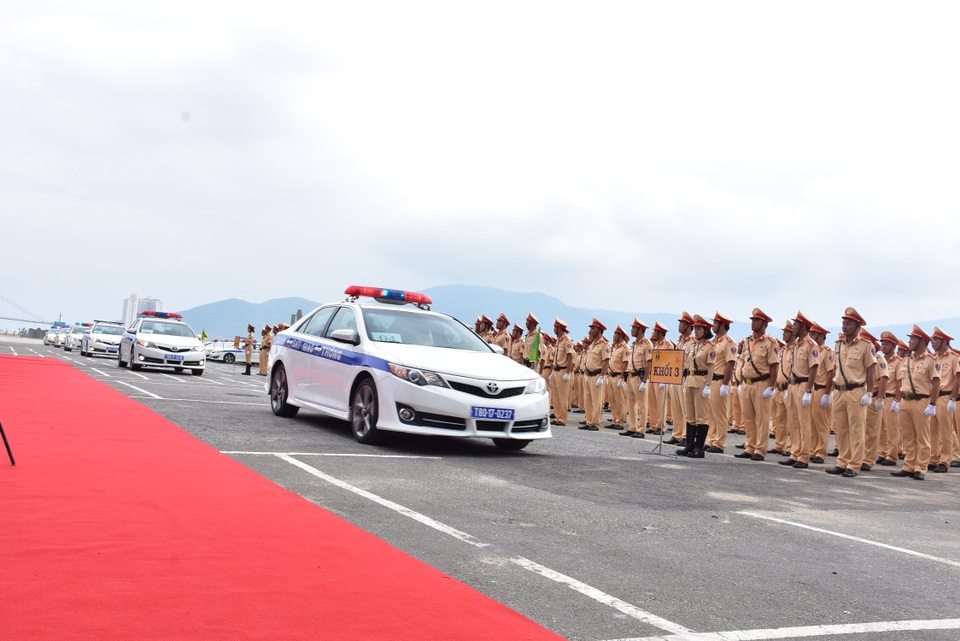 1.000 CSGT ra quân phục vụ Tuần lễ Cấp cao APEC - 4 Các cán bộ, chiến sĩ CSGT từ các địa phương về Đà Nẵng làm nhiệm vụ đã tuyên thệ quyết tâm bảo vệ an ninh trật tự, an toàn giao thông cho Tuần lễ Cấp cao APEC 2017 với trách nhiệm và tinh thần cao nhất.