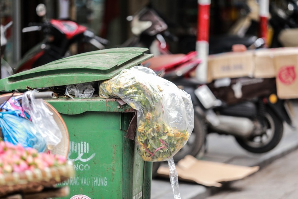 Cùng nhìn lại thủ đô ngập tràn rác vào những ngày cuối năm | Báo Dân trí