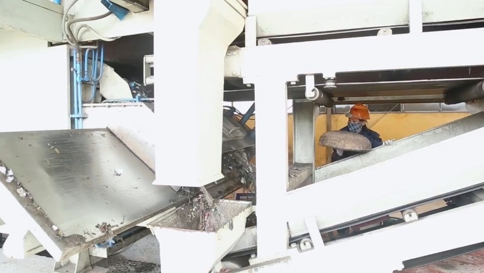 Công nghệ biến rác thải thành điện năng - 2 Một trong những công đoạn biến rác thải thành điện năng