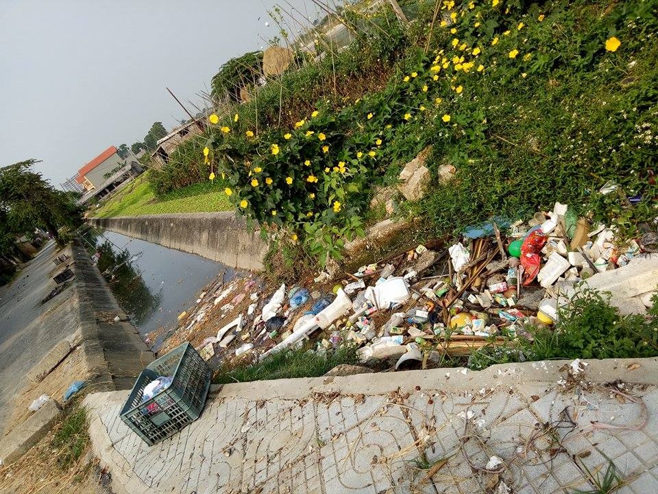 Rác thải ứ đọng, dòng nước đen ngòm bốc mùi hôi thối quanh năm