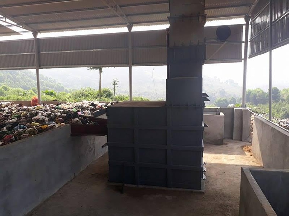 Lò đốt rác tiền tỷ bỏ hoang, người dân khốn đốn vì ô nhiễm - 2 
Lò đốt rác tiền tỷ bỏ không trong khi rác ngập xung quanh gây ô nhiễm cho người dân