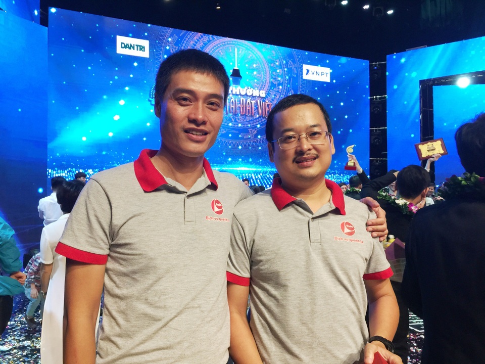 Sửa điện nước “bằng di động” kiểu Uber giành giải Nhân tài Đất Việt - 1 Ông Mã Hoàng Hải (trái) và đồng sự Công ty Rada sau lễ trao giải