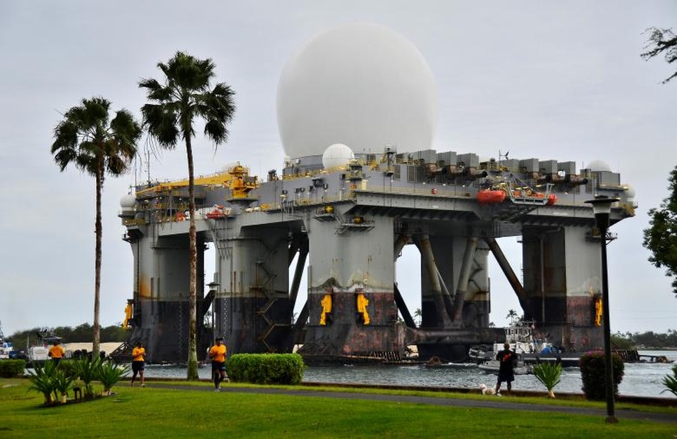 Mỹ triển khai radar hiện đại đối phó tên lửa Triều Tiên - 1 Một hệ thống radar tia X trên biển (SBX) của Mỹ (Ảnh: Reuters)