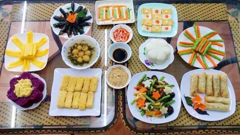Những điều kiêng kỵ và cách chuẩn bị mâm cúng ngày Rằm tháng Giêng - 3
Mâm cỗ cúng dâng lên Phật thường là các món chay.