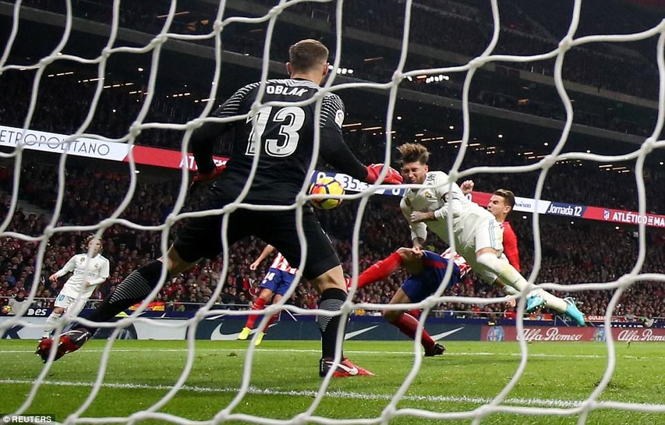 Sergio Ramos bị đá vỡ mũi trong trận derby Madrid - 1 Sergio Ramos lĩnh trọn cú đá của Lucas Hernandez vào mặt