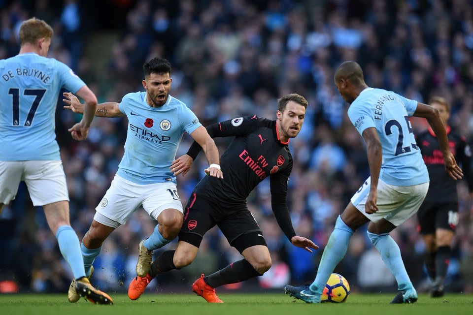 Man City 3-1 Arsenal: Trọng tài "phá" trận đấu - 3
Ramsey (thứ hai từ phải sang) trong vòng vây của các cầu thủ Arsenal