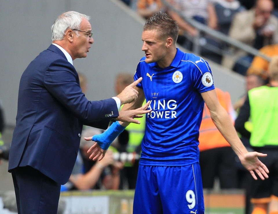 
Ranieri (trái) trao đổi với Vardy trong một trận đấu của Leicester
