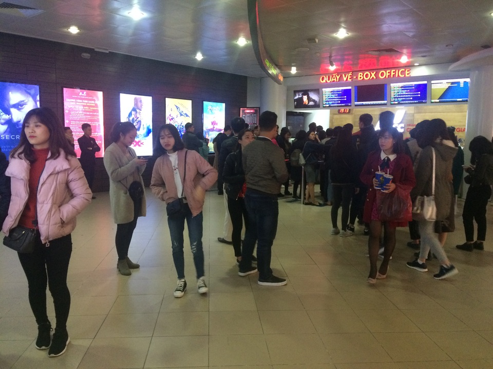 Rạp chiếu phim quá tải, chật cứng khách ngày Valentine - 4 Một vài người quyết định không chờ mua vé nữa mà chuẩn bị ra về
