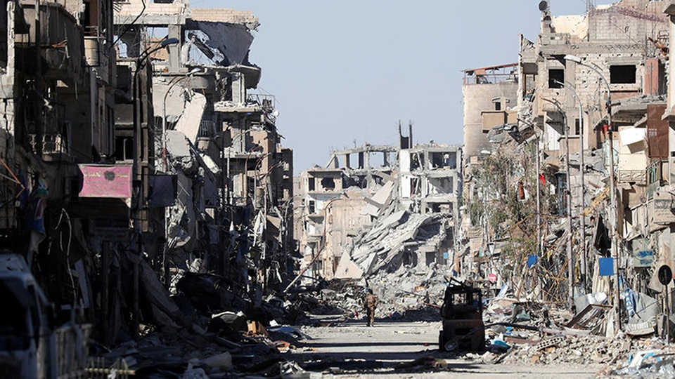 Nga ngầm chỉ trích Mỹ "xóa sổ" thành phố Raqqa - 1 Hiện trường đổ nát tại Raqqa, Syria (Ảnh: Reuters)
