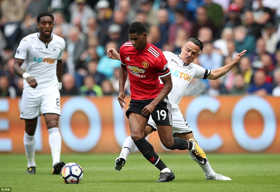 Swansea 0-4 MU: 10 phút cuối tưng bừng - 3
Marcus Rashford (giữa) đi bóng trước sự truy cản của Roque Mesa (phải)