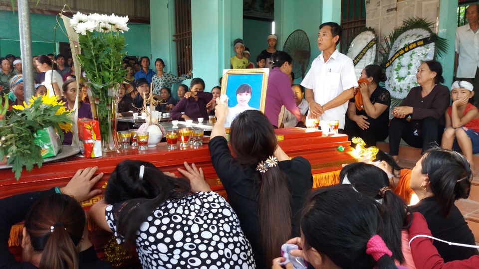 Bốn nữ sinh chết đuối thương tâm tại giếng chùa - 1
Làng xóm bàng hoàng trước sự ra đi của 4 cháu nhỏ cùng lúc.