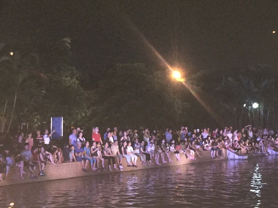 Hát Quan họ trên thuyền góp phần bảo tồn và phát triển Dân ca Quan họ Bắc Ninh - 2 Rất đông nhân dân đến xem hát quan họ trên thuyền