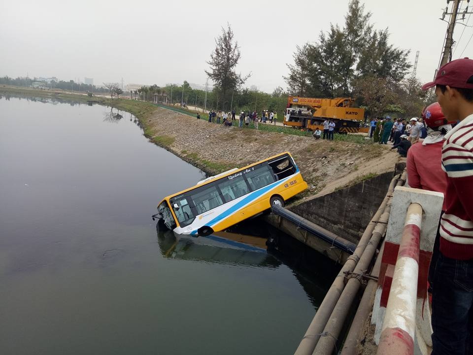 Xe buýt bị xe tải tông rớt xuống hồ - 2
Rất may trên xe lúc này không có hành khách, tài xế chỉ bị xây xát nhẹ