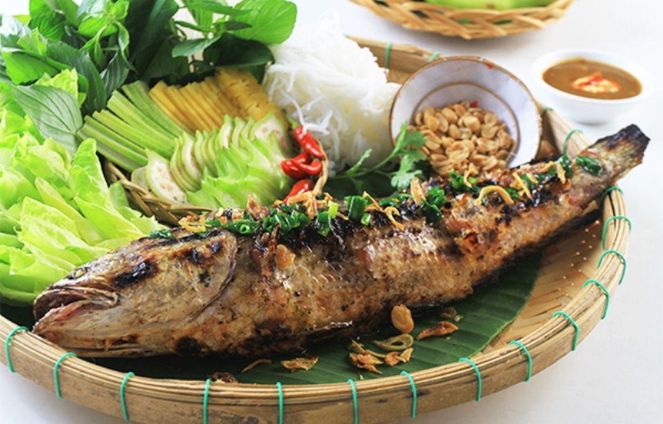 Ngon ngọt canh rau sắng cá tràu tiến vua ở Ninh Bình - 2
Chỉ riêng cá tràu ở vùng núi đá vôi Hoa Lư, Ninh Bình mới có được thứ thịt thơm, dai, ngọt đặc trưng.