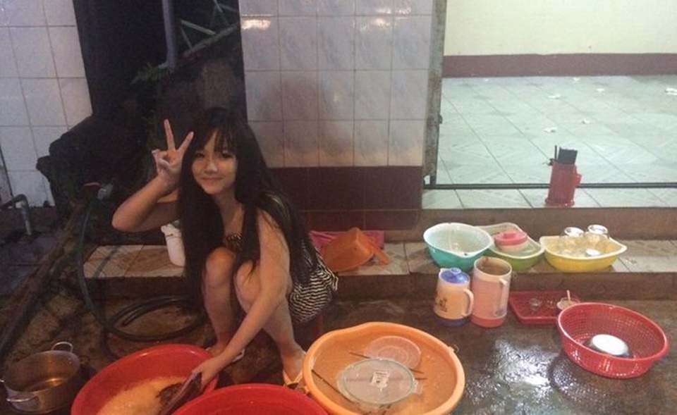 “Hot girl rửa bát” Việt xôn xao cộng đồng mạng Hàn Quốc - 1
Trong bức ảnh được chia sẻ trên trang thông tin Koreaboo (Hàn Quốc), Yon Dolly đang ngồi rửa bát. Cô tươi cười nhìn vào ống kính cùng cử chỉ đầy nhí nhảnh.