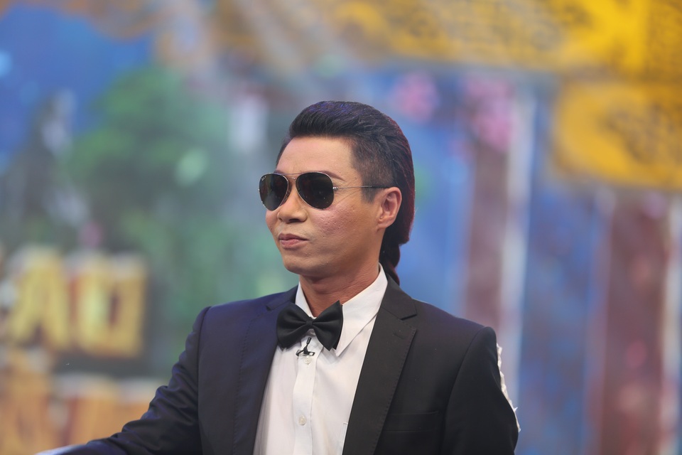 Bắc Đẩu gây “choáng” với trang phục “độc”, “lạ” trong Táo quân 2017 - 4 Bắc Đẩu gây “choáng” với trang phục “độc”, “lạ” trong Táo quân 2017 - 4