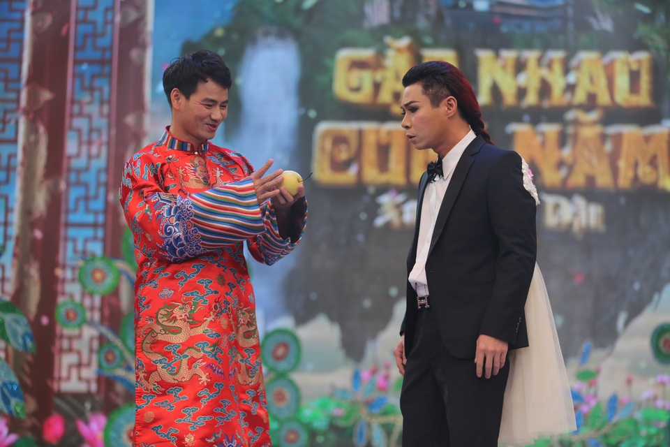 Bắc Đẩu gây “choáng” với trang phục “độc”, “lạ” trong Táo quân 2017 - 3 Trang phục lạ mắt của Bắc Đẩu ở phần đầu chương trình. Tối qua, Bắc Đẩu phải thay đến 3 lần trang phục vì được Ngọc Hoàng cho phép linh hoạt giới tính từ Táo quân năm trước.