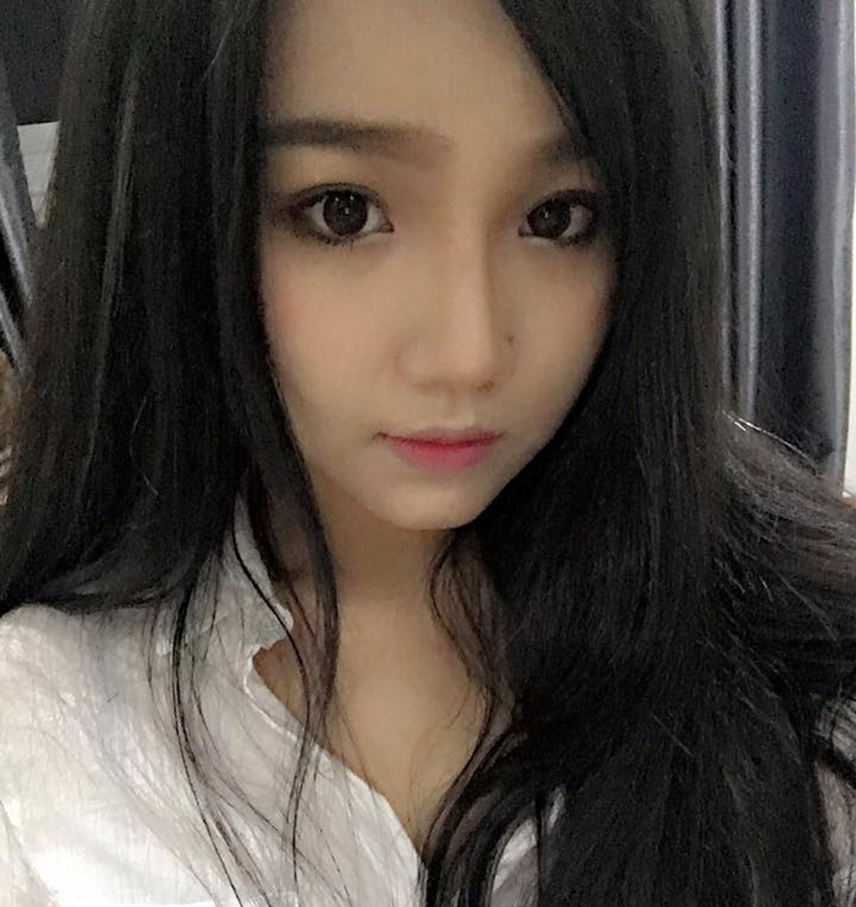 “Hot girl rửa bát” Việt xôn xao cộng đồng mạng Hàn Quốc - 3
Theo thông tin có được, cô là Nguyễn Thị Hải Yến, nickname Yon Dolly, đến từ Gia Lai. Yến năm nay 24 tuổi.