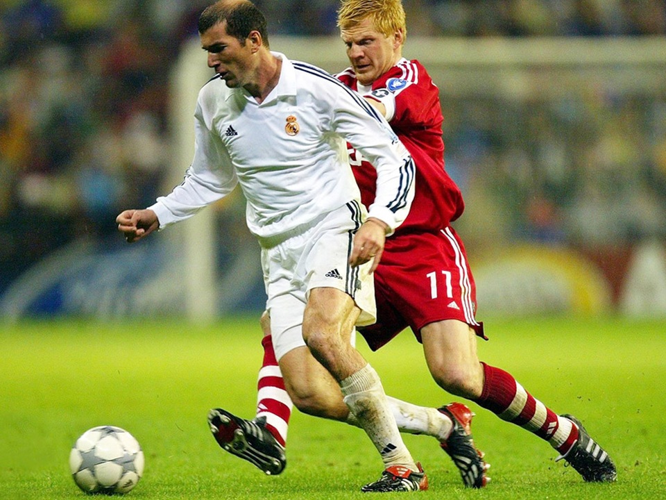 Những cuộc đối đầu kinh điển Bayern Munich-Real Madrid trong lịch sử - 3
Mùa giải 2001-2002, Zidane dẫn dắt Real Madrid loại Bayern Munich ở tứ kết và sau đó lên ngôi vô địch