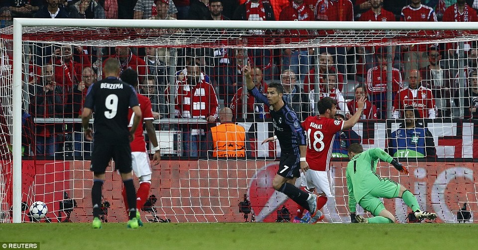 Bayern Munich 1-2 Real Madrid: C.Ronaldo lập cú đúp - 4
Cú đúp của C.Ronaldo giúp Real Madrid thắng Bayern Munich 2-1 tại Allianz Arena