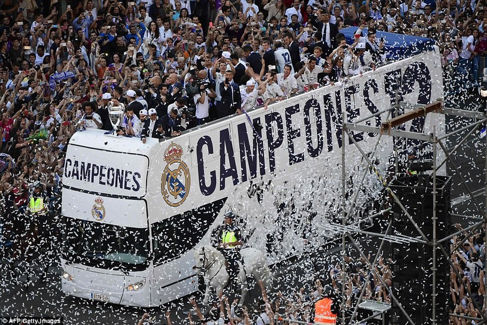 Biển người chào đón các người hùng Real Madrid trong lễ mừng công - 1 Real Madrid rước cúp vô địch Champions League