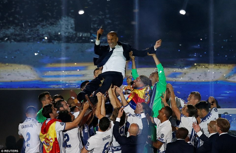 Biển người chào đón các người hùng Real Madrid trong lễ mừng công - 10 Những cầu thủ Real Madrid tung ông thày Zidane lên không trung