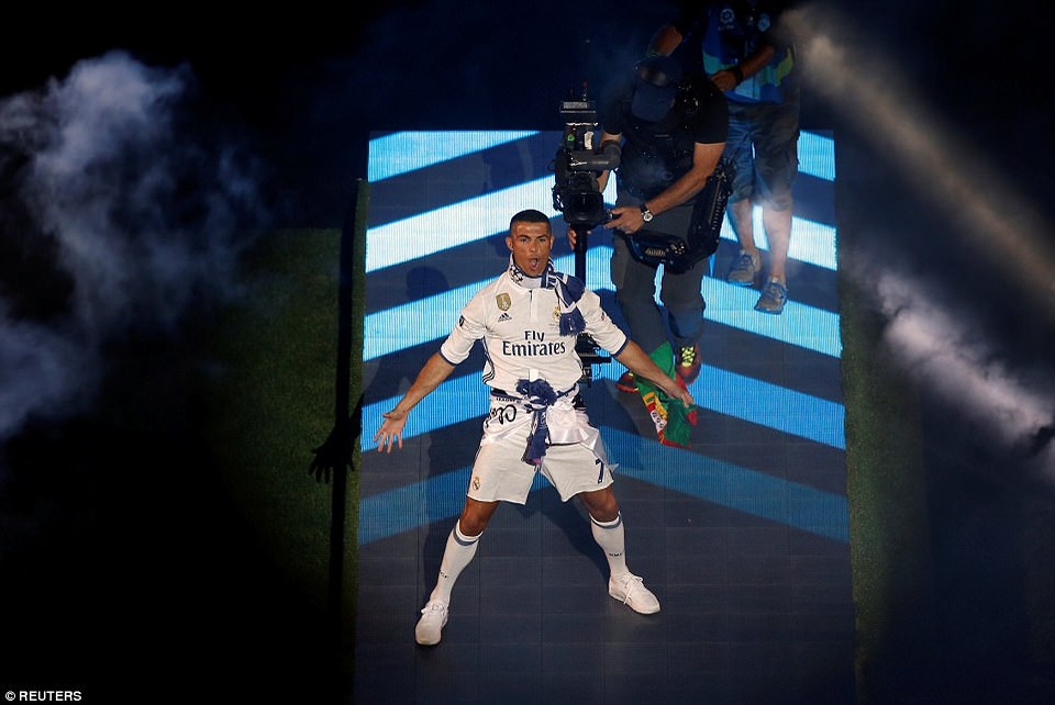 Biển người chào đón các người hùng Real Madrid trong lễ mừng công - 11 C.Ronaldo xuất hiện với kiểu tóc lạ lẫm