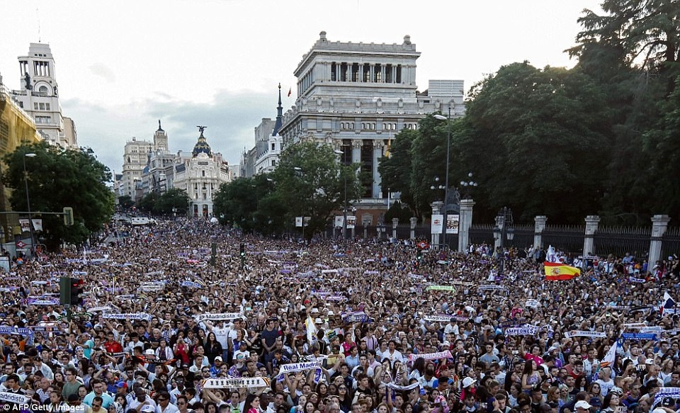 Biển người chào đón các người hùng Real Madrid trong lễ mừng công - 2 Hàng nghìn người hâm mộ Real Madrid đã đổ ra đường ăn mừng chức vô địch