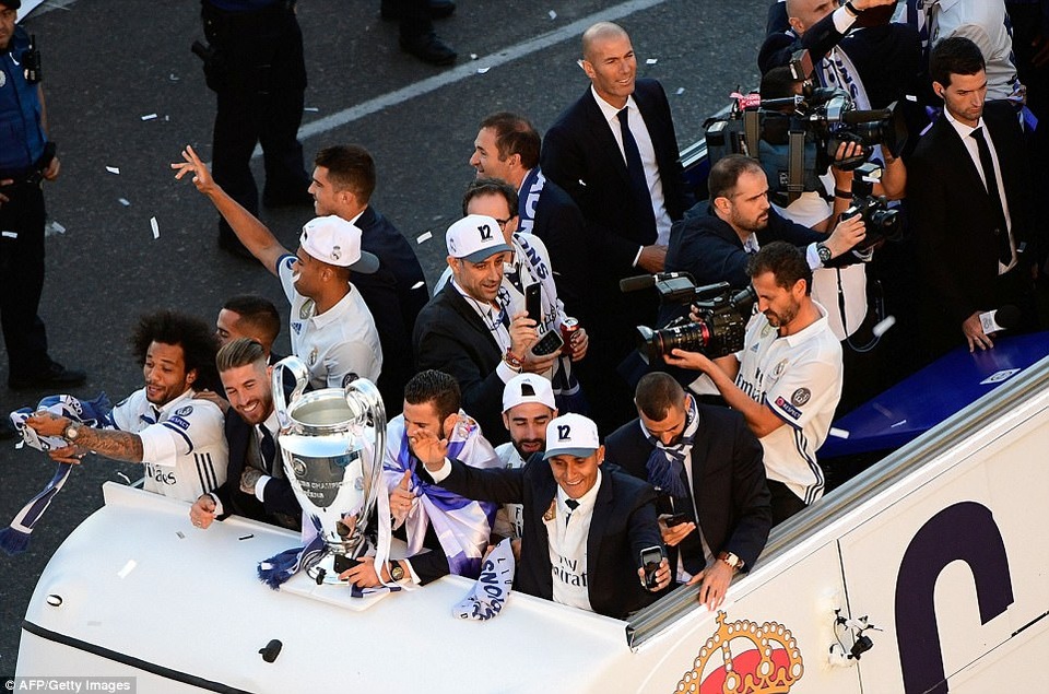 Biển người chào đón các người hùng Real Madrid trong lễ mừng công - 4 Những cầu thủ Real Madrid hạnh phúc trong sự chào đón của người hâm mộ