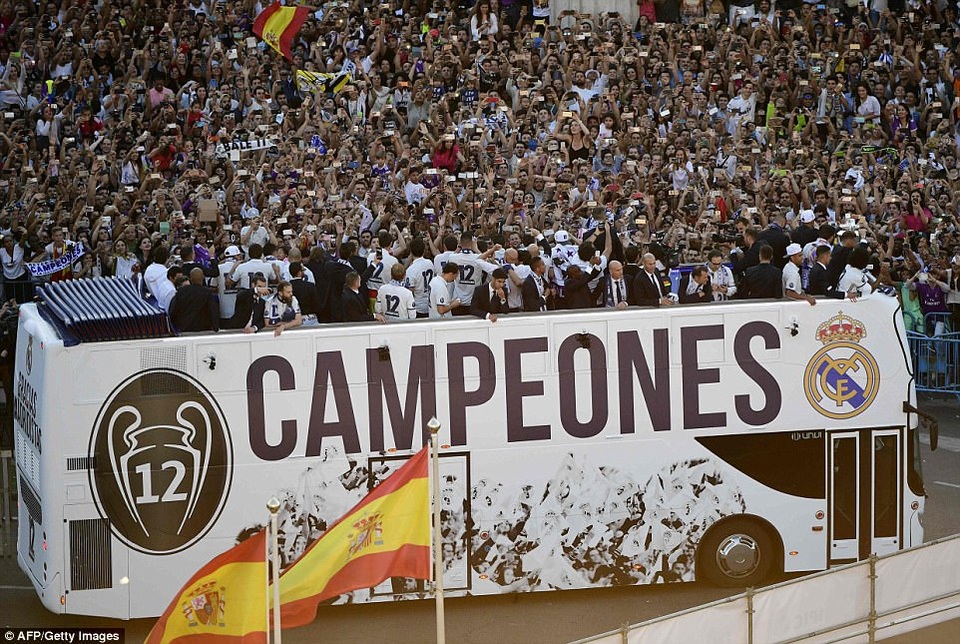 Biển người chào đón các người hùng Real Madrid trong lễ mừng công - 5 Những chiếc điện thoại được giơ lên. Ai cũng muốn ghi lại thời khắc lịch sử này