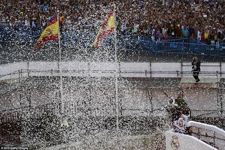 Biển người chào đón các người hùng Real Madrid trong lễ mừng công - 6 Màu trắng phủ kín thành Madrid trong lễ ăn mừng của Real Madrid