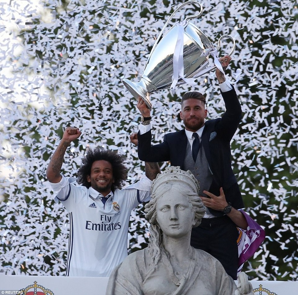 Biển người chào đón các người hùng Real Madrid trong lễ mừng công - 7 Sergio Ramos và Marcelo giương cao chức vô địch bên cạnh nữ thần Cibeles