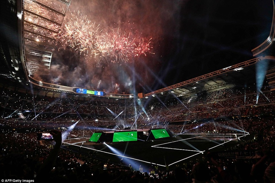 Biển người chào đón các người hùng Real Madrid trong lễ mừng công - 8 SVĐ Bernabeu rực rỡ sắc màu trong tiệc mừng công của Real Madrid