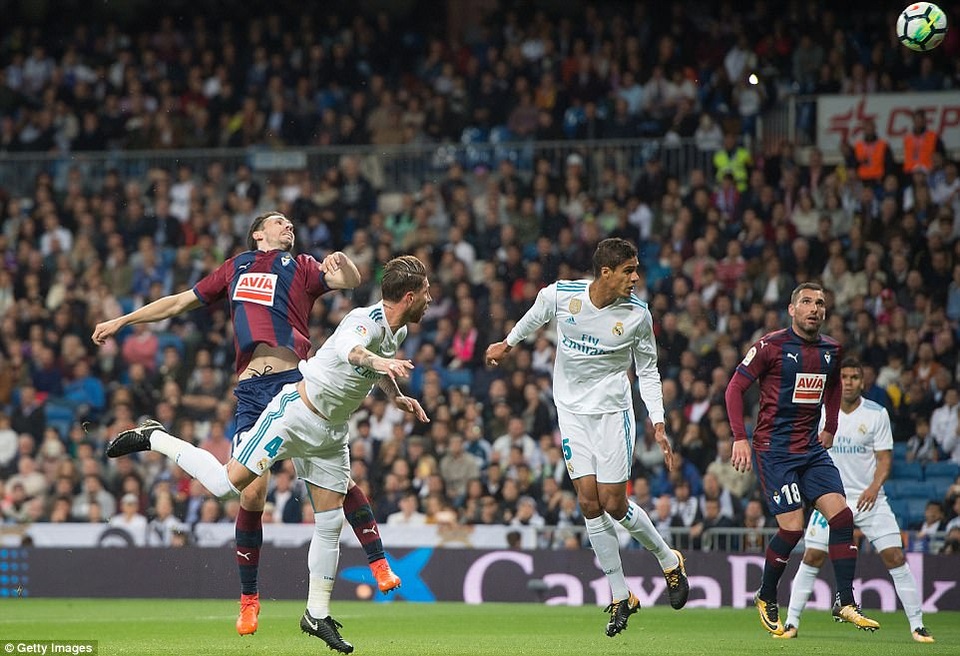 Thắng đậm Eibar, Real Madrid thu hẹp cách biệt với Barcelona - 1
Real Madrid may mắn mở tỷ số sau bàn thắng phản lưới nhà