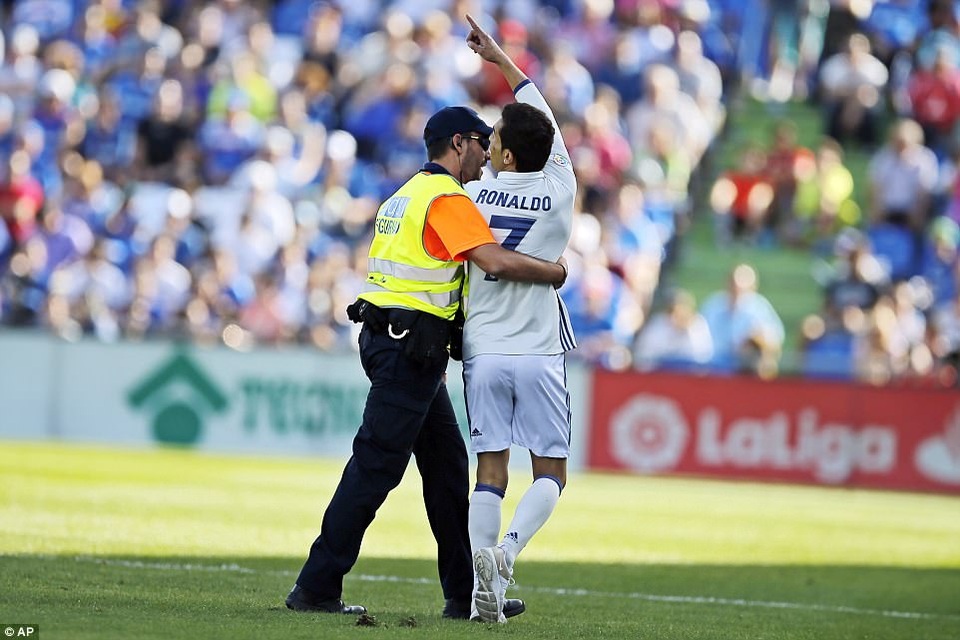 C.Ronaldo ghi bàn giúp Real Madrid lên ngôi nhì bảng La Liga - 13
Một cổ động viên Real Madrid nhảy vào sân Coliseum khi trận đấu diễn ra