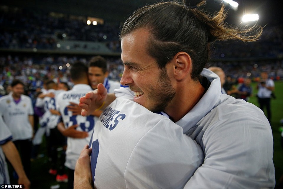 Khoảnh khắc ấn tượng trong ngày Real Madrid vô địch La Liga - 15
James Rodriguez và Gareth Bale