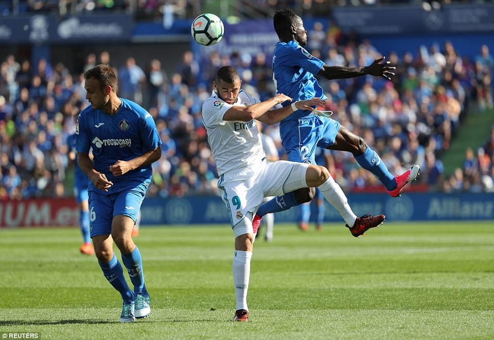 C.Ronaldo ghi bàn giúp Real Madrid lên ngôi nhì bảng La Liga - 15
Dù đứng thứ hai, nhưng Real Madrid vẫn kém đội đầu bảng Barcelona 5 điểm.
