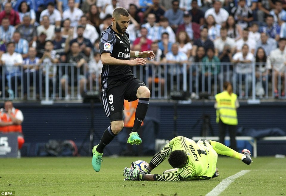 Khoảnh khắc ấn tượng trong ngày Real Madrid vô địch La Liga - 17
Benzema đã chơi tốt mùa giải này, dù anh chịu khá nhiều hoài nghi