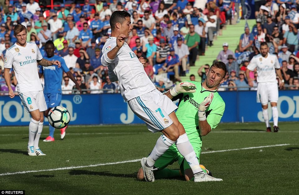 C.Ronaldo ghi bàn giúp Real Madrid lên ngôi nhì bảng La Liga - 9
Ngôi sao người Bồ Đào Nha đã có bàn thắng đầu tiên ở La Liga