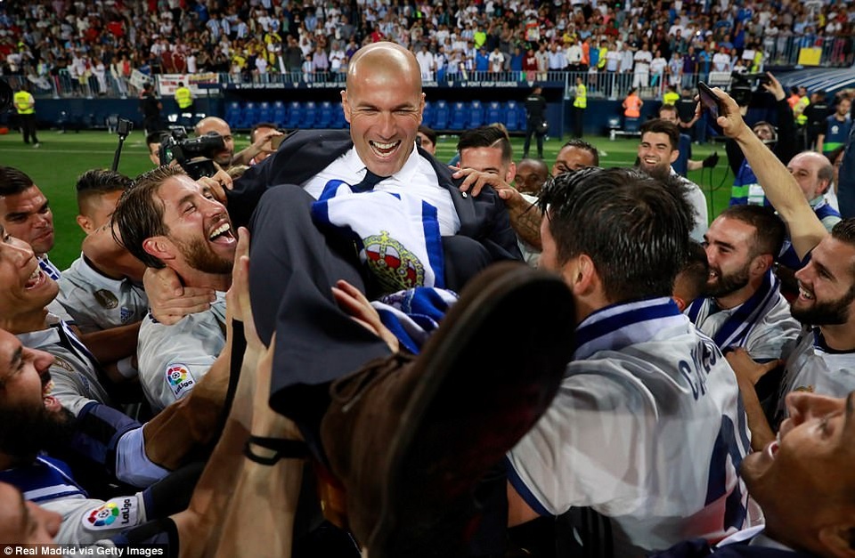 Khoảnh khắc ấn tượng trong ngày Real Madrid vô địch La Liga - 10
Các cầu thủ Real Madrid thể hiện niềm vui với HLV Zidane